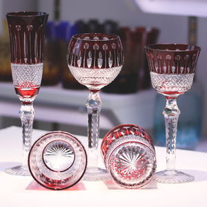 Verre à cocktail et à whisky en cristal rouge intemporel, artisanal, taillé à la main, style Edo Kiriko, avec pied, pour bar - Product Image 2