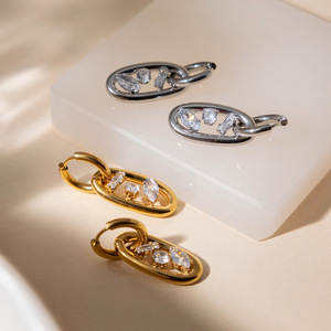 Boucles d'oreilles doubles créoles géométriques en zircon, en acier inoxydable plaqué or 18 carats, sertissage griffe, bijoux de mode - Product Image 4
