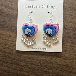 Pendientes Artesanales Étnicos con Bordado de Corazón y Borlas, Coloridos, Estilo Boho, de Tela, Colgantes, Joyería - Product Image 5