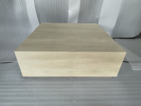 Table basse carrée en bois massif au design moderne et épuré pour salon