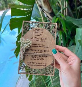 Invitaciones de Boda de Playa Únicas en Madera con Detalle de Flor Cortada con Láser - Product Image 5