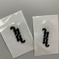 Logo de marque personnalisé en relief 3D, étiquette de vêtement en silicone caoutchouc 3D, autocollant thermocollant pour T-shirt