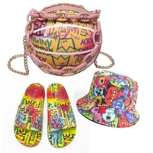 गेंद के आकार का भित्तिचित्र बैग और महिलाओं के जूते फैशन जेली पर्स सुखद स्लाइड नई हैंडबैग और चप्पल के साथ बेसबॉल टोपी मिलान
