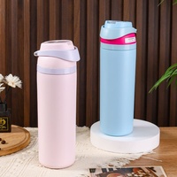 Bouteille d'eau isotherme en acier inoxydable de 710 ml avec couvercle rabattable anti-fuite, sangle de transport et double bouchon pour les sports de plein air