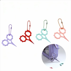 Nouveautés : Ciseaux miniatures en acier inoxydable couleur macaron, durables, avec broderie florale et chaîne colorée, outils <span class=keywords><strong>de</strong></span> broderie DIY - Product Image 1