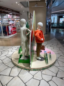 Vitrines de <span class=keywords><strong>couture</strong></span> pour enfants personnalisées, podium, plateau en bois, pieds en métal, plaque de logo en acrylique, housse en tissu amovible, luxe, pop-up - Product Image 2