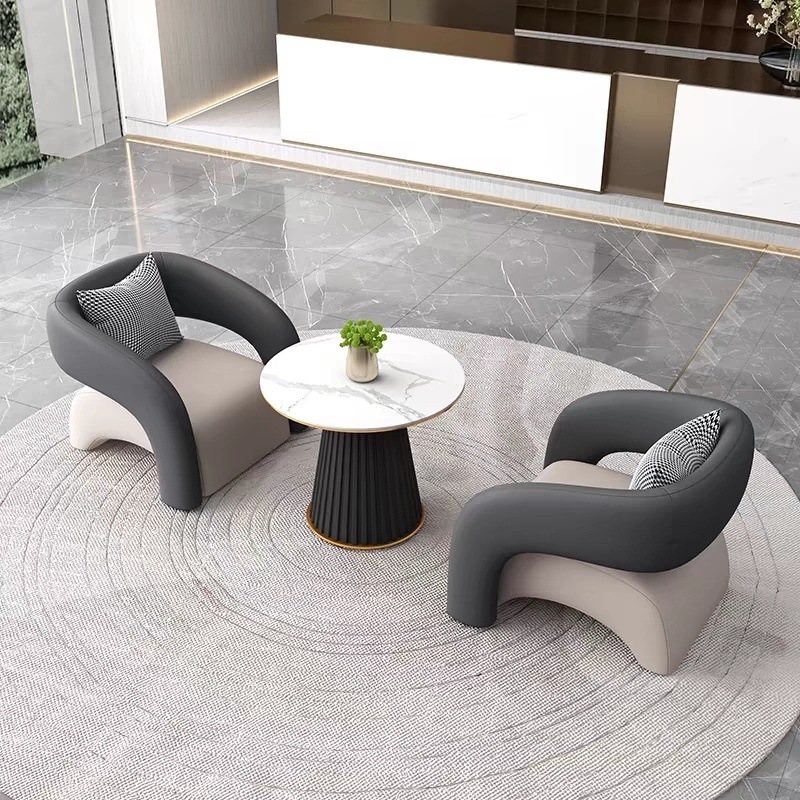 Una mesa y dos sillas (beige-gris)