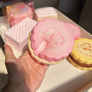 Décoration de bureau portable en forme de sandwich à la crème en forme de vache rose dégradé Kawaii, à rebond lent, douce au toucher, idéale pour la photographie culinaire ou comme cadeau - Product Image 4