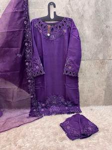 Ensemble de costumes en coton avec broderie complète pantalon de travail manuel et Dupatta brodé avec intérieur Santoon - Product Image 3