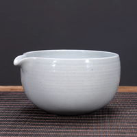 Ensemble fouet et bol avec bec verseur fait à la main personnalisé ensemble de fouet matcha en céramique effet encre mouchetée foncée émaillée par transmutation