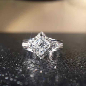 Anello a rombo lucido da donna, stile a quattro griffe, elegante accessorio da dito per feste e matrimoni, idea regalo - Product Image 1