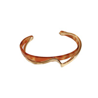 Bracelet ouvert minimaliste de luxe inspiré d'Instagram, finition métallique, bijoux sophistiqués aux tons frais et tendance