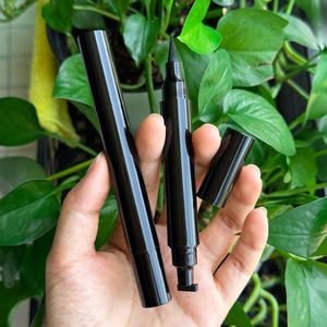อายไลเนอร์แบบน้ำ OEM รุ่นใหม่ กันน้ำ ติดทนนาน หัวฟองน้ำสามเหลี่ยมสองด้าน แบรนด์ส่วนตัว สำหรับความงาม - Product Image 1