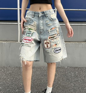 Shorts décontractés anti-plis imperméables à bords effilochés et coupe droite ample pour hommes et femmes, avec détails déchirés et effet badge. - Product Image 1