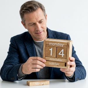 Calendrier perpétuel en bois avec jours, mois et chiffres gravés pour la décoration moderne de la maison - Product Image 1