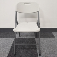 Chaises pliantes en plastique blanc simples, portables et bon marché pour événements et fêtes en plein air (vente en gros)