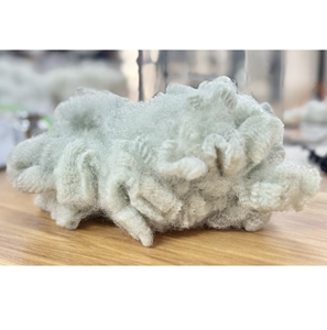 Fibra hueca de poliéster reciclado de alta elasticidad 20D HD 51mm sin silicona para relleno de juguetes de peluche y almohadas para mascotas - Product Image 1