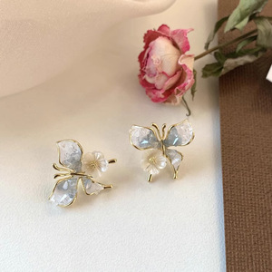 Aretes de Botón Dulces y Lindos de Primavera Verano para Mujer Estilo Coreano con Degradado Azul y Rosa de Cristal Mariposa Concha y Flor al por Mayor - Product Image 2