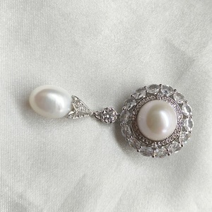Grande broche de fleur de poitrine à la mode en perle d'eau douce blanche de 11-12 mm, perle en forme de goutte d'eau de 8-9 mm pour vêtements - Product Image 1