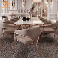 Ensemble de table à manger en marbre blanc moderne de luxe, base en métal rose doré et chaises rembourrées, meubles élégants d'inspiration française haut de gamme
