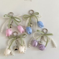 Porte-clés et breloques de sac en forme de cœur, avec perles, nœuds, rubans et fleurs de tulipes artificielles, rose et blanc, motif nœuds et amour
