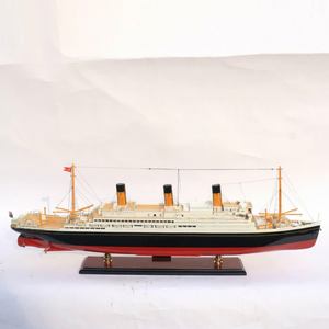 Modèle de paquebot en bois fait main RMS Majestic - Maquette de bateau à vapeur vintage White Star Line pour la décoration de la maison ou du bureau - Product Image 1
