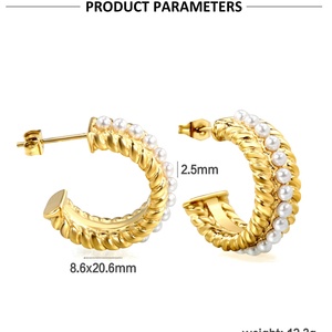 Boucles d'oreilles tendance en acier inoxydable plaqué or 18 carats avec zircon cubique en relief en forme de C pour femme - Product Image 4