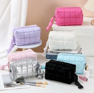 Hot Selling Soft Cosmetic <span class=keywords><strong>Bag</strong></span> Puffer Gepolsterte geste ppte Nylon Toiletry <span class=keywords><strong>Organizer</strong></span> Wasserdichte Schönheit Bunte Hautpflege Beutel Tasche - Product Image 1