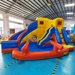Castillo inflable para niños con tobogán acuático, piscina de chapoteo y cañón de agua. - Product Image 1