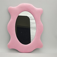 Nouveau miroir de maquillage de bureau pour dortoir étudiant en Chine, en velours Teddy, design moderne et simple, forme extraterrestre, plusieurs styles disponibles