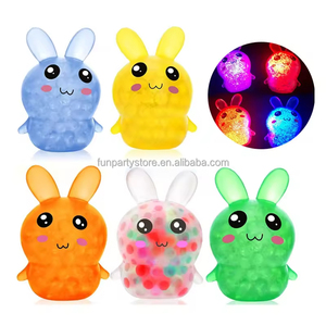 Jouet anti-stress créatif et mignon en mousse lumineuse clignotante en forme de lapin, jouet à presser LED en TPR à rebond lent pour la décompression - Product Image 3