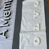 Letrero de Acero Inoxidable 304 Pintado con Spray Blanco con Película Blanca Aplicada, Ideal para Identidad de Marcas y Cadenas de Tiendas