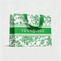 Sac de courses élégant en carton ivoire recyclable avec poignée intérieure dissimulée et logo personnalisé en relief pour le commerce de détail de luxe