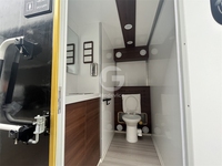 Remorque WC mobile de luxe en panneaux sandwich écologiques, portable, pour extérieur, norme américaine, 2 portes, 2 cabines, couleur personnalisable