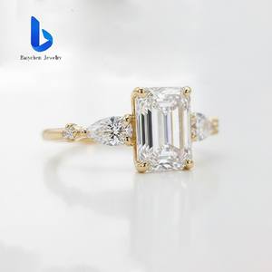 Bague de fiançailles personnalisée en or massif 14K 18K avec émeraude de laboratoire certifiée IGI VVS taille poire et diamant, bijoux de luxe - Product Image 1