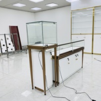 Système de Présentation de Bijoux de Luxe à Cadre Doré, Vitrine Blanche Plissée avec Éclairage LED, Verre Anti-Reflet, Conception Modulaire pour Centre Commercial de Bijouterie