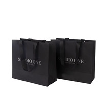 Sac en papier rose et noir personnalisé avec un ruban et une boîte cadeau assortie pour les boutiques et la vente de cadeaux