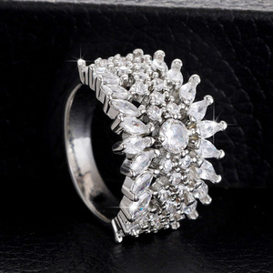 Bracelet manchette en cristal Q260, motif floral, argenté, pour femme, bijoux de mariage, serti de griffes, avec strass - Product Image 4