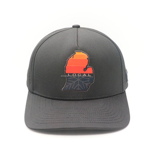 Casquette de baseball structurée à 5 panneaux avec motif à pois et lettres, 100 % polyester, casquette de sport unisexe réglable, fabriquée au Fujian - Product Image 1