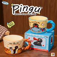 Vente en gros de tasses à café en céramique faites à la main OOWOV 12OZ avec un motif Pingu mignon, poignée irrégulière, tasses à eau pour un usage domestique et des cadeaux