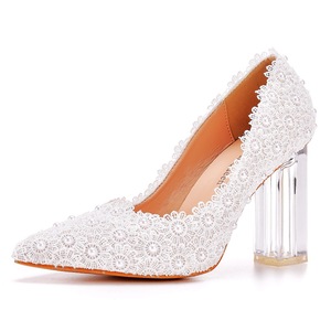 Scarpe con tacco grosso trasparenti da 7 cm con punta a punta in pizzo bianco scarpe da sposa di grandi dimensioni per le esibizioni delle feste delle damigelle - Product Image 4
