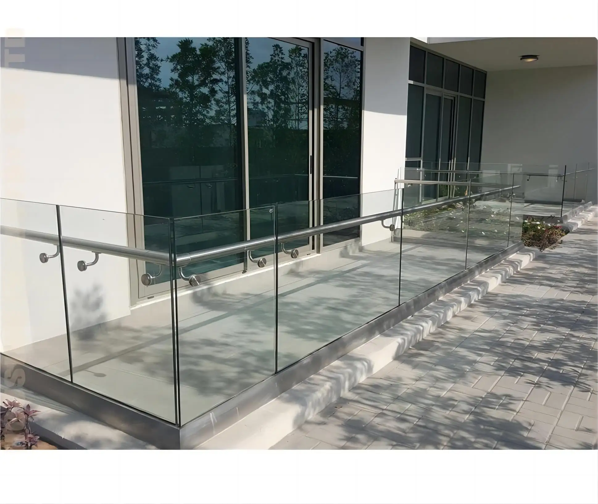 Бескаркасные алюминиевые U-образные балконные/лестничные стеклянные перила заводская цена