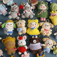 Una colección de nuevos productos de muñecas tejidas a mano, lindísimos colgantes de lana hechos a crochet y muñecas de dibujos animados tejidas.