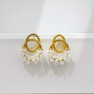 Pendientes geométricos únicos de plata de ley 925 al por mayor, pendientes de perlas chapados en oro de 18k, estilo vintage, a la moda. - Product Image 2