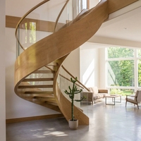 Escalier en bois Tanlong Escaliers incurvés d'intérieur Garde-corps en verre Balustrade en bois massif