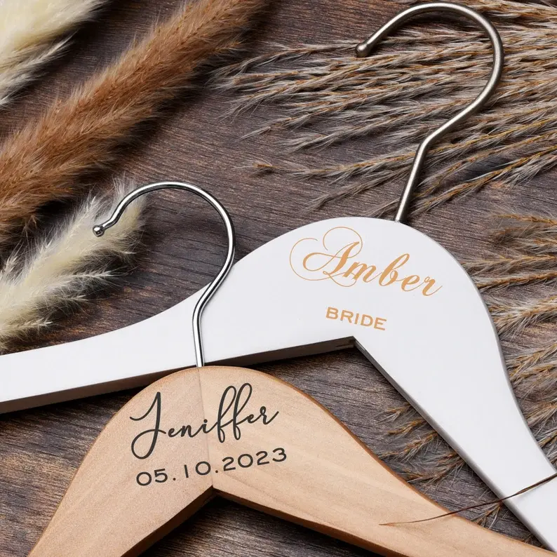 Kostenloses individuelles Logo Luxuskleidungshänger Holzclip-Hänger rutschfest Boutique Holzweißbekleidungshänger für Kleidungsgeschäft