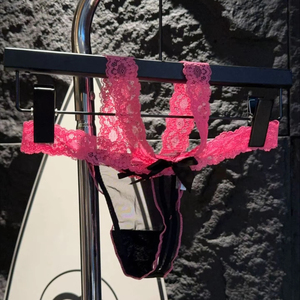 Tangas sexys europeas para mujer, de encaje de cintura baja, con diseño de colores vibrantes que inspiran dopamina, estilo seductor y fresco, que realzan la cadera. - Product Image 1