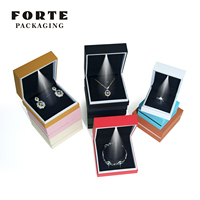 Boîte à bijoux de luxe en cuir et velours avec insert carré lumineux à LED et peinture haute brillance, artisanat exquis, étui personnalisé avec logo pour occasions spéciales