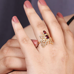 Anillo de Plata de Ley 925 con Baño de Oro de 18K y Piedra Preciosa de Granate en Forma de Mariposa con Engaste de Puntas para Mujer y Unisex de Silver Export House - Product Image 3