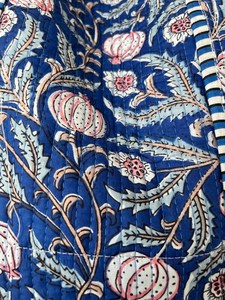 Bolso de Mano Acolchado de Algodón con Estampado de Bloques, Elegante Arte Textil Tradicional, Bolso de Hombro para Viajes y Compras - Product Image 5